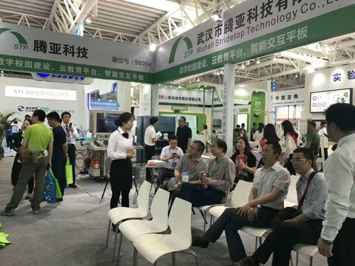 楊悅 左一 湖北省教育廳副巡視員 ， 謝新松 左三 省政府教育督導(dǎo)室副主任督學(xué)